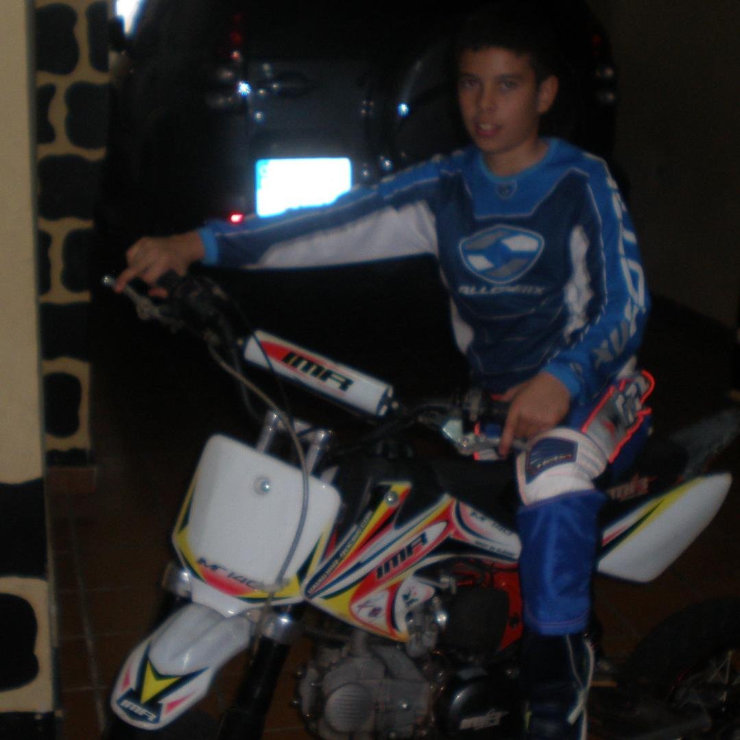 desde k naci mi aficion sol las motocross y  el dh tengo 12 años   y asi soy yo