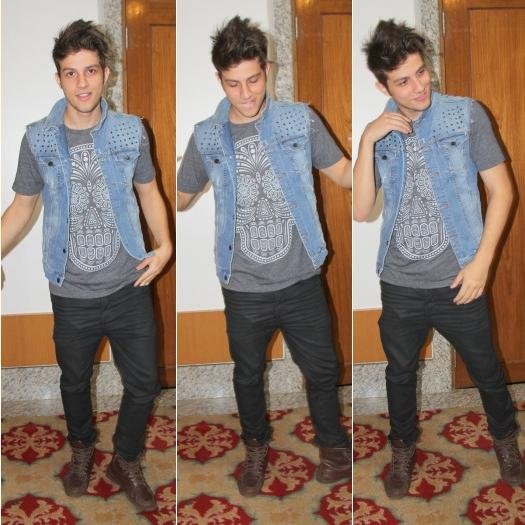 1 univeso,8 planetas,204 paises,809 ilhas,7 mares,milhoes de pessoas e eu quero so voce @ChayLeao!
