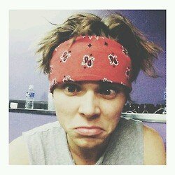 Ashton. 20. Bi. Single. Wszystkie swinie sa moje. Magnes na cipki.