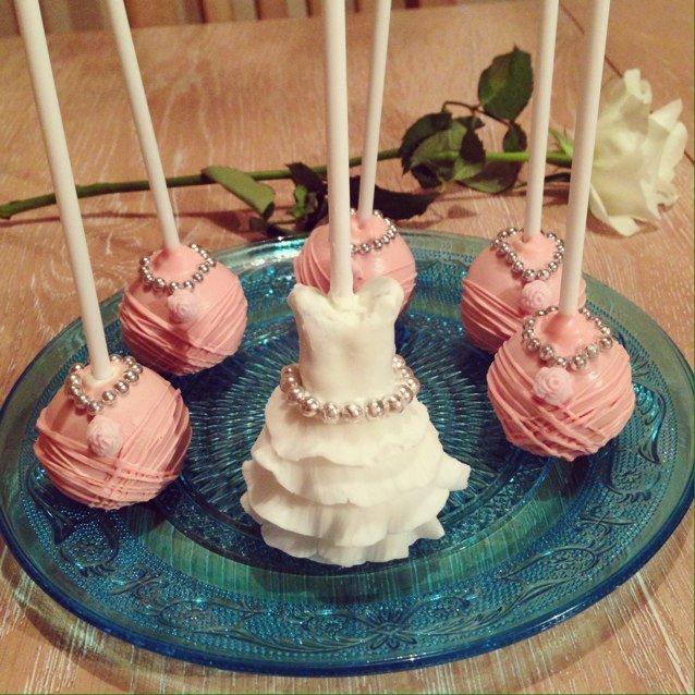London based Cake Pop/Party Favour connoisseur/hobbyist! I make and eat pretty food. Stressed is Desserts spelt backwards! Instagram: kirstys_cakepop_kitchen