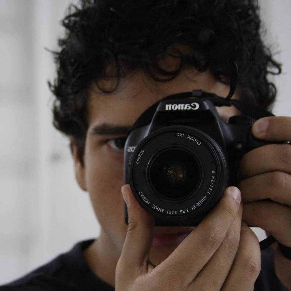 Mg. Marketing y Comercio Electrónico, Comunicador y Fotógrafo que gusta de buenos escritos y las buenas películas.