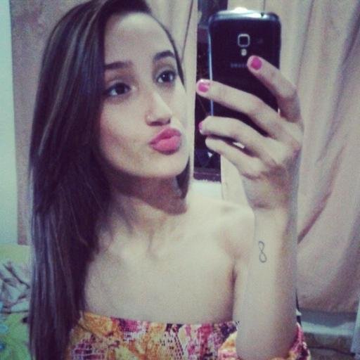 Toda mulher leva um sorriso no rosto e mil segredos no coração.”