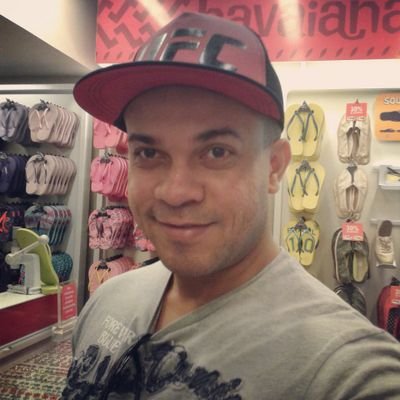 Não sou adpto à pertencer a grupos. Gosto mesmo de uma cada coisa a seu tempo, de viver o hoje, de forma que eu me sinta bem comigo mesmo, sem ofender ninguém.