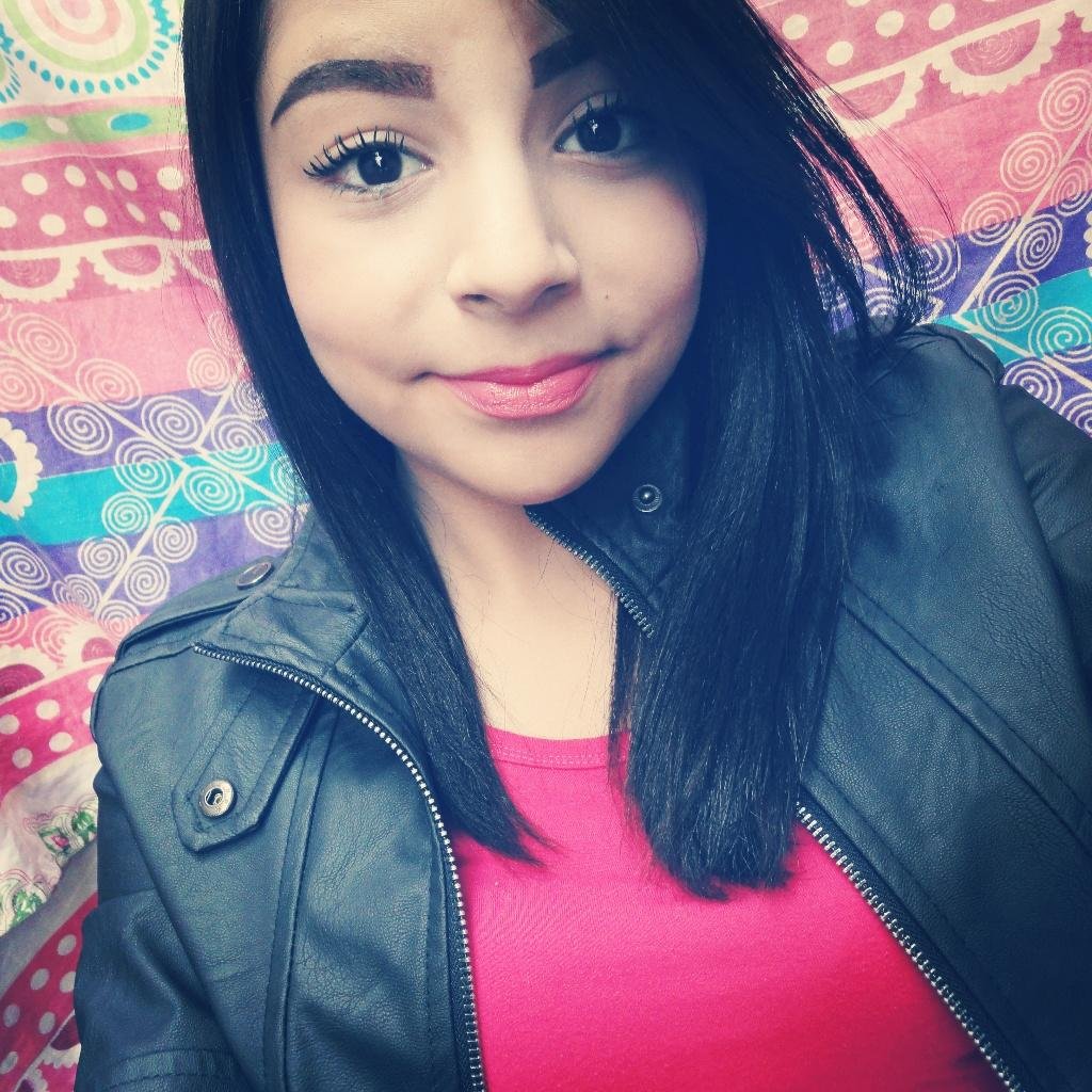 Blogueira, desastrada, vaidosa, e simples. Louca por maquiagem e por tudo que nós deixa mais lindas.