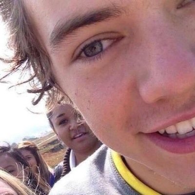 I gave you a free follow so please follow @harrysbohemian, she follows back if you ask ♡