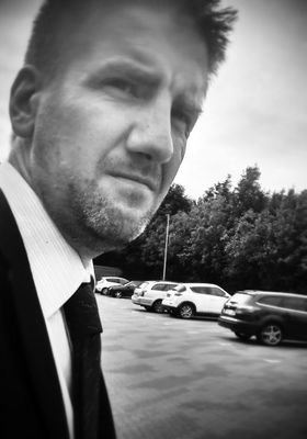 Chelmsford dwelling, Orient supporting, father, retired footballer, regular runner.