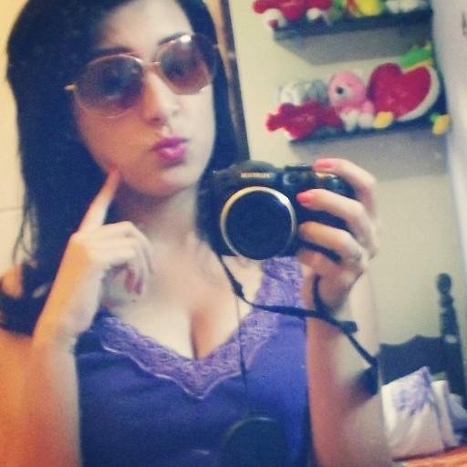 As pessoas te julgam e te criticam por dois motivos: Por não ser você, ou por não ser melhor do que você. ((: