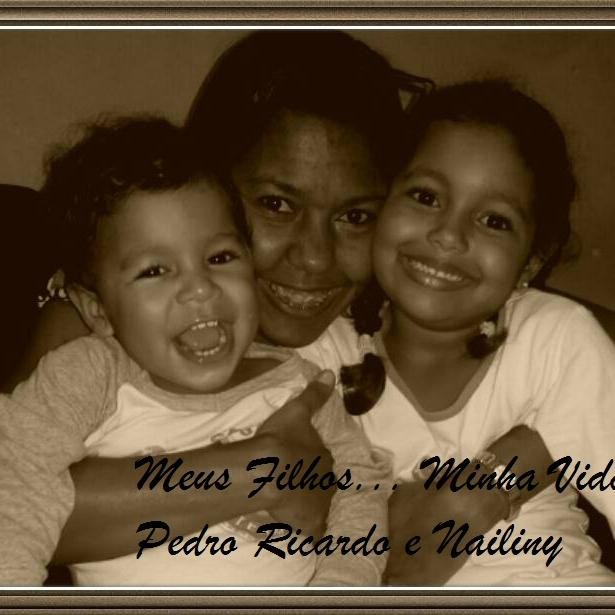 Sou bem + feliz que triste, mas àsb vezes fico distante. E me perco em mim como se ñ houvesse
começo nem fim nessa coisa de pensar e achar explicação pra vida!