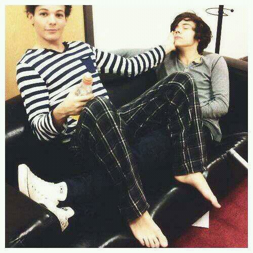 CoranOficial's profile picture. 27. One direction. Love. Come back.