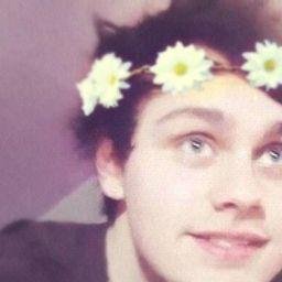 Hi please follow :3 @Edith_Huerta because she gave you this follow and also because you are perfect :) ilysm