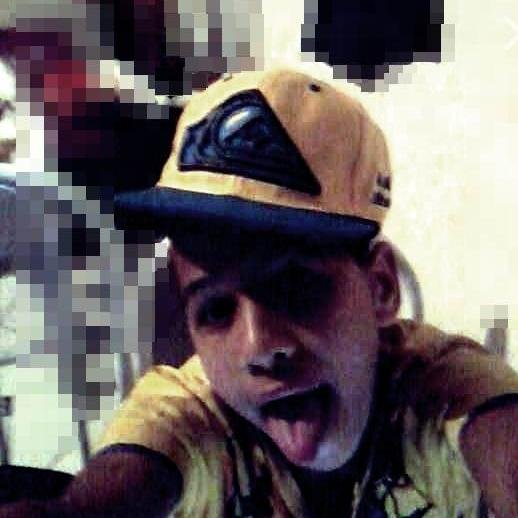 Gosto de jogar futebol,sou Fluminense e Gosto de sair com amigos