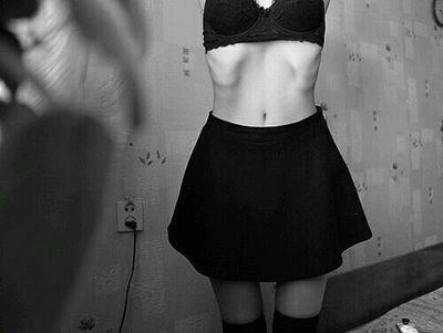 A: 1,70//PI:57kg//MF:44kg                                                    ANTES MUERTA QUE GORDA