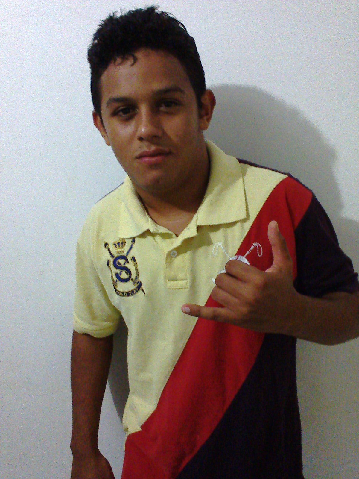 Sou lutador de MMA ,gosto muito de sair com amiigos,com meus familiares,goosto de dançar.Enfim sou bem eclético.