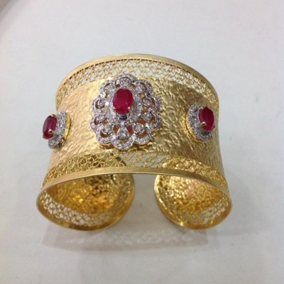 New Oberai Jewellers is #1 jewellery store in panipat. We provide exclusive gold , diamond and silver jewellery.  Follow us for new designs and jewellery tips.