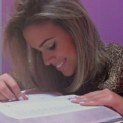 Eu vivo um chamado, pois tenho uma missão, levar o amor de Cristo para essa geração. Eu abro mão de TUDO, estou morta para o mundo. Já não vivo mais eu!!!