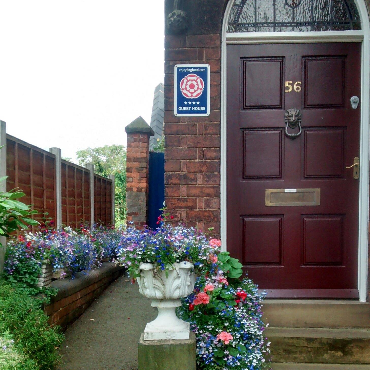 A small guest house with 5 en suite rooms managed by its owners. Only 5 minutes walk from the town centre and railway station.