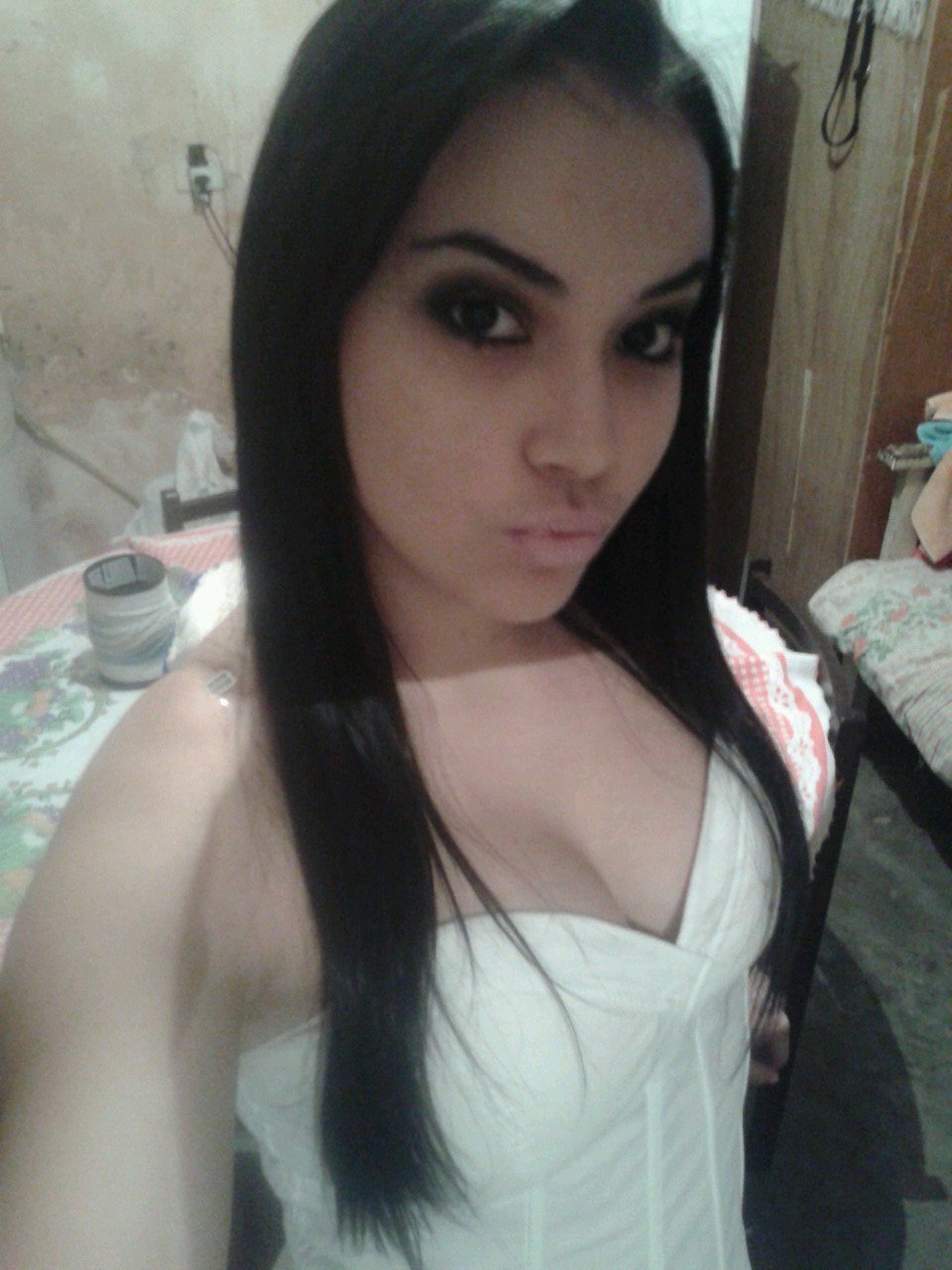 sou muiiito meiga,sincera,carinhosa amo ouvir musicas..adoro dançar funk e amooo o gustavo liima....