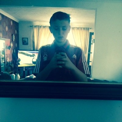 Nottingham lad surport nottingham forest play footy for moorgreen and attenbrough colts!in year 9 im a fan of carl froch!