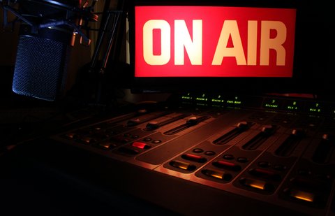 Journaliste Animateur à SOLEIL FM Bénin.
Membre de Radio Univers. Bricoleur, Ecivain...