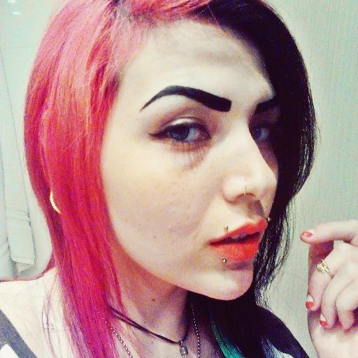 Estudante de design de moda. Curitiba, 1993, escorpiana.  (Pride goes before a fall)