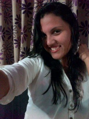 Alegre, sincera ocurrente, un poquiito despistada, cariñosa y a veces fría y calculadora, odio la mentira y me encanta disfrutar el día a día n.n