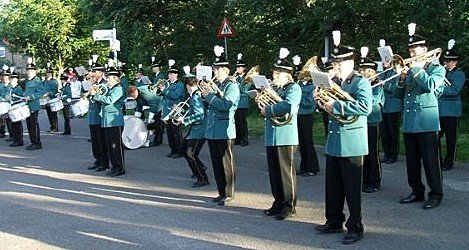 Een gezellige club mensen die het leuk vinden om met elkaar muziek te maken. Regelmatig zijn wij te beluisteren op Ameland