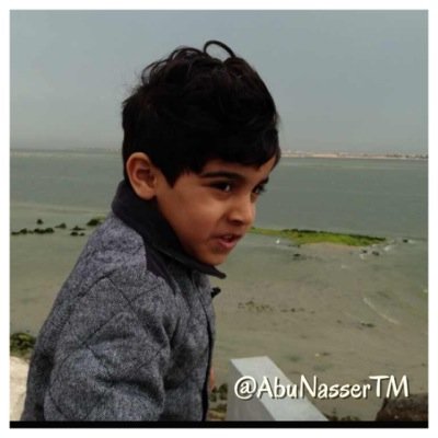 بين العقل والـقلب(طريقٌ)اسلكه كل صباحٍ إلى عقلي..وأعود من خلالـه في المساءِ إلى قلبي..وبين هذا وذاك تجـدني..فإن لم تفهمني..فأعلم أنني في منتصف الطريق.. الدما