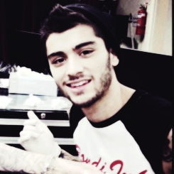 @niallfthugs | Zayn loves you more than anything and he'd me nowhere without you and your support.