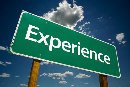 Un voyage au pays de la relation client on et offline au travers d'expériences vécues & un regard sur les innovations mises en place.