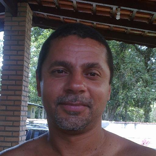 Brasileiro, casado, 45 anos, designer gráfico e web designer. Adoro futebol, boa conversa e minha família.