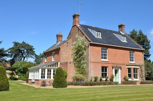 Grand Country House Holiday Home. Sleeps 11, 5 bedrooms, 4 bathrooms, Tennis court, large gardens, games room, Wi-Fi, 4 poster bed. 01263 805053