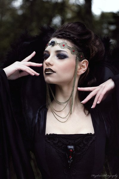 Descendiente de la gran Morgan Le Fay. No enfades a la araña si te atrapa en su red. Experta en Artes Oscuras y Alquimia. Gran Matriarca del Aquelarre. #MNRol