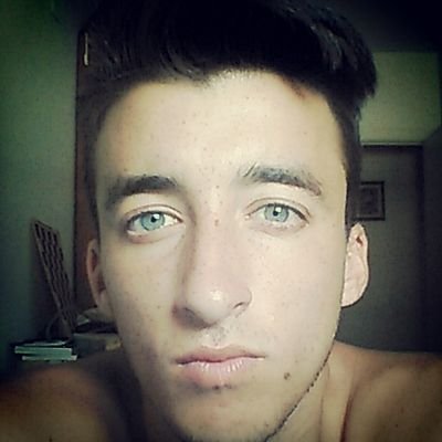 me considero buena persona humilde y simple. Me encanta el futbol y el chess. luchando por lo que deseo.Sevillista hasta la muerte :P