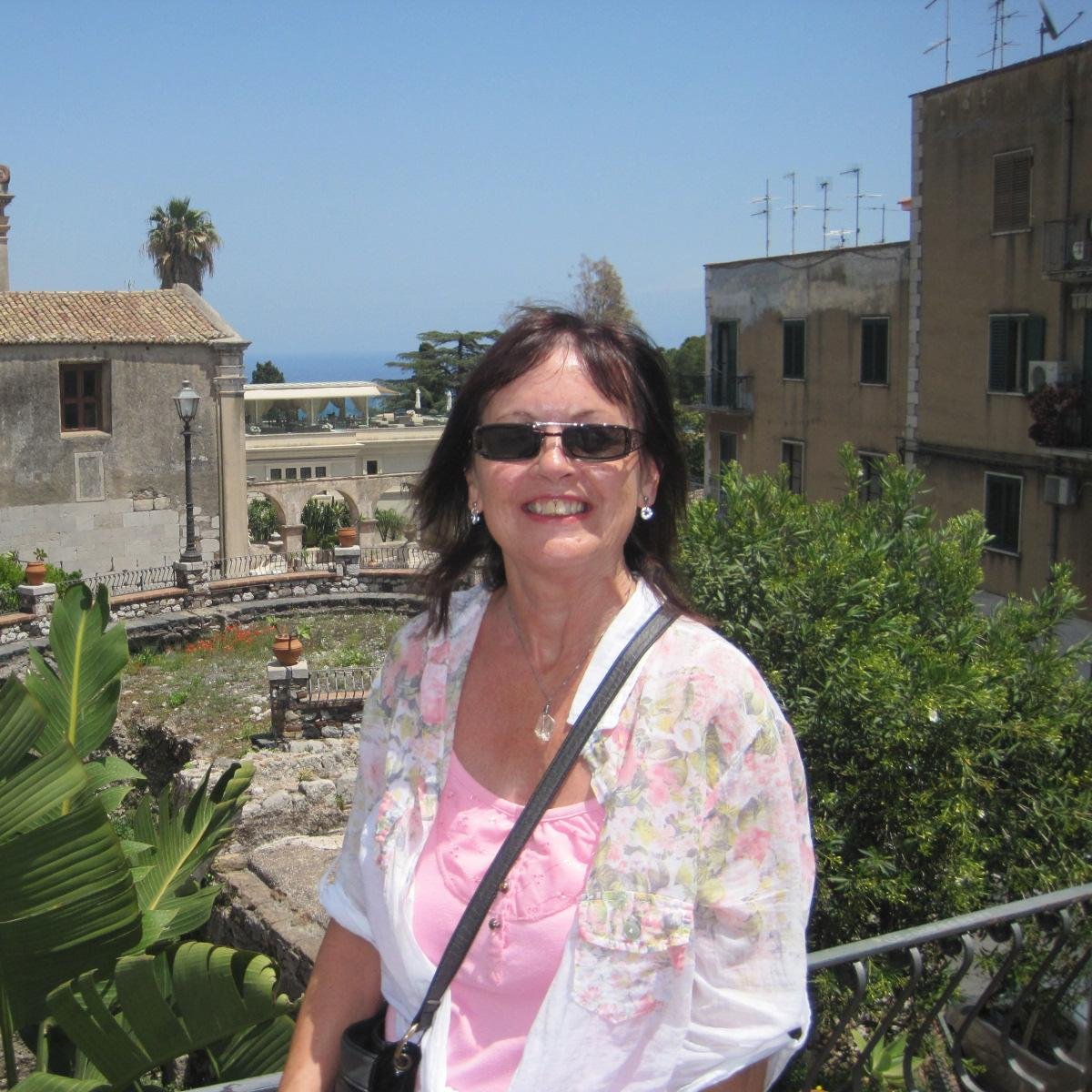 Social media manager and founder of Guardian Angels charity for single parents in Spain.