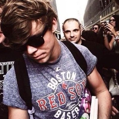follow @allaxoxo121 :) (if you want a follow back, tweet her)