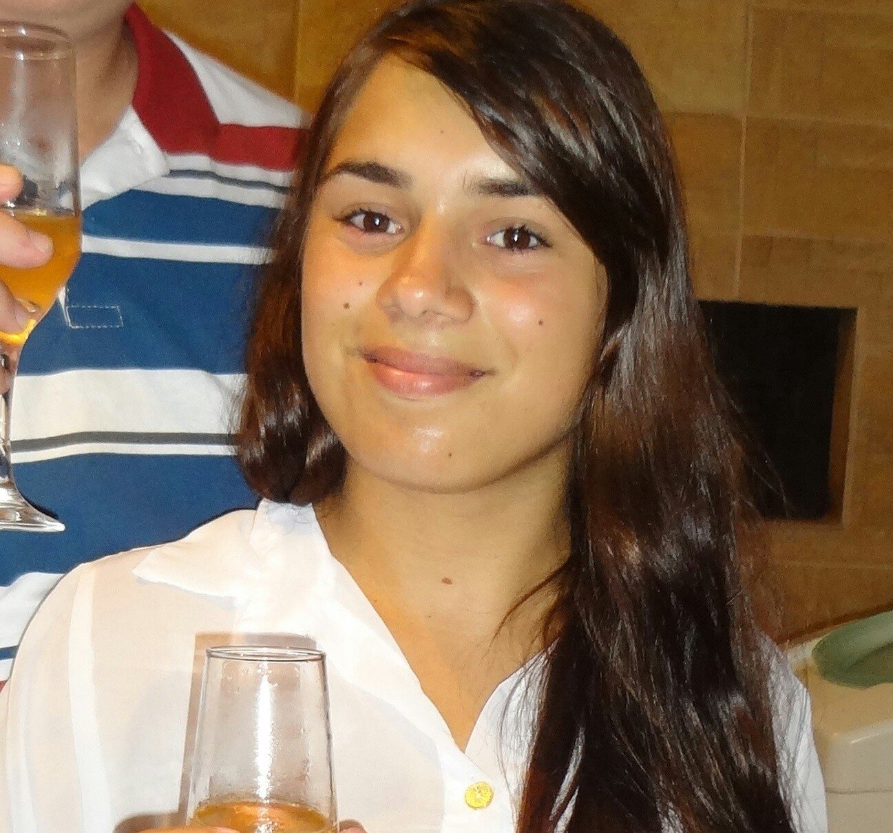 Eu sou uma menina simpática que gosta de sair ii conversa com amigo, tbm gosto de conhecer novas pessoas. Quem me segui, sigo de volta :D