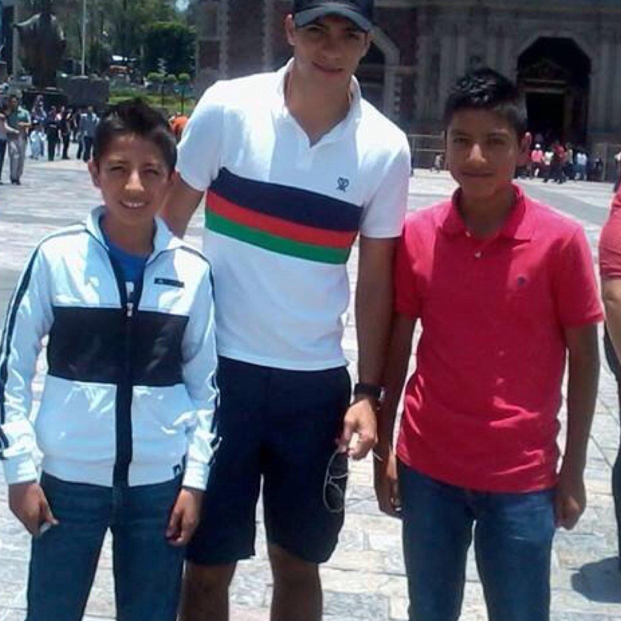 Cariñoso y respetuoso, mi familia es la prioridad mas grande en mi vida. Pasear y conocer lugares nuevos es lo q más me agrada