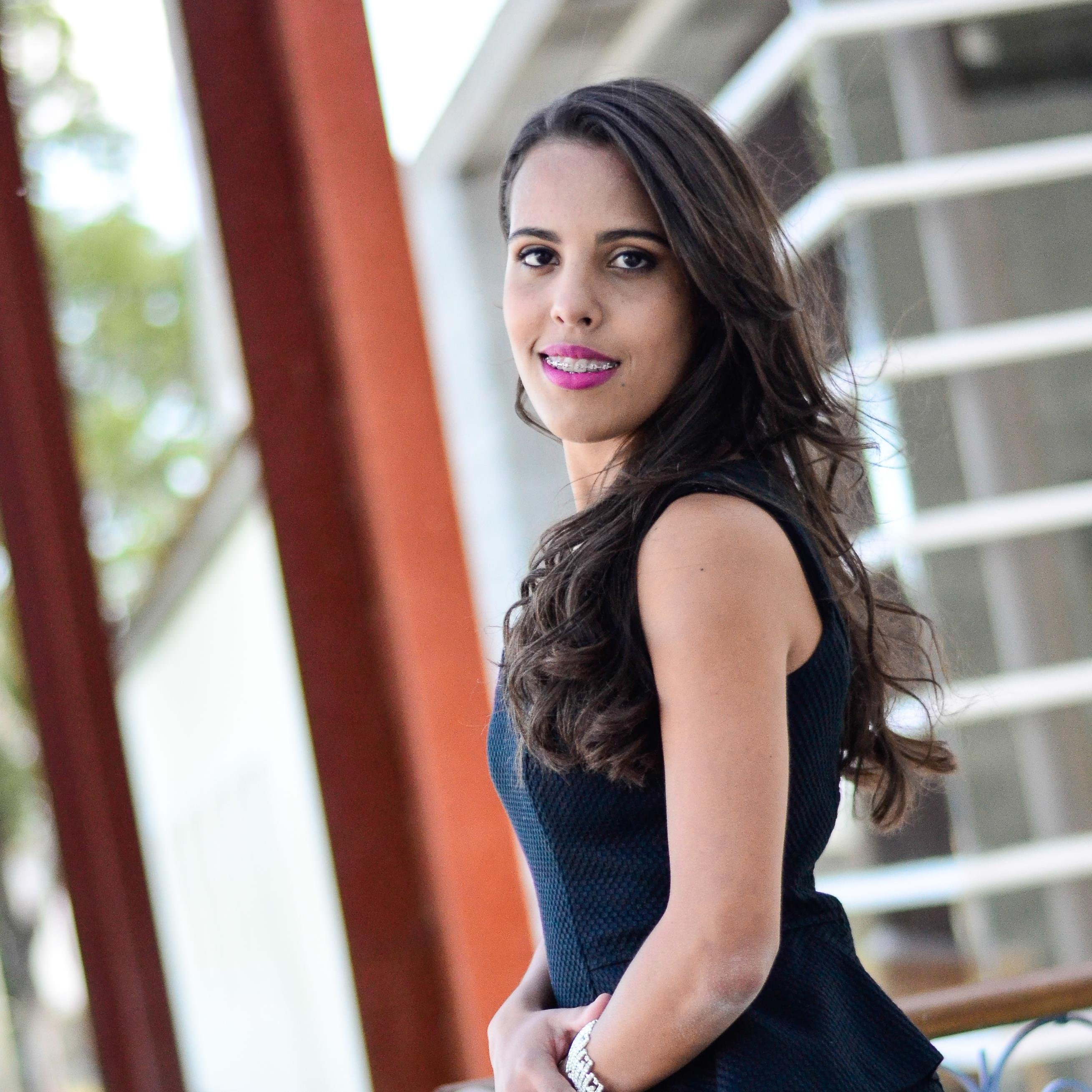Deixe que seu sorriso mude o mundo mas nunca deixe que o mundo mude seu sorriso ☯ ☾
