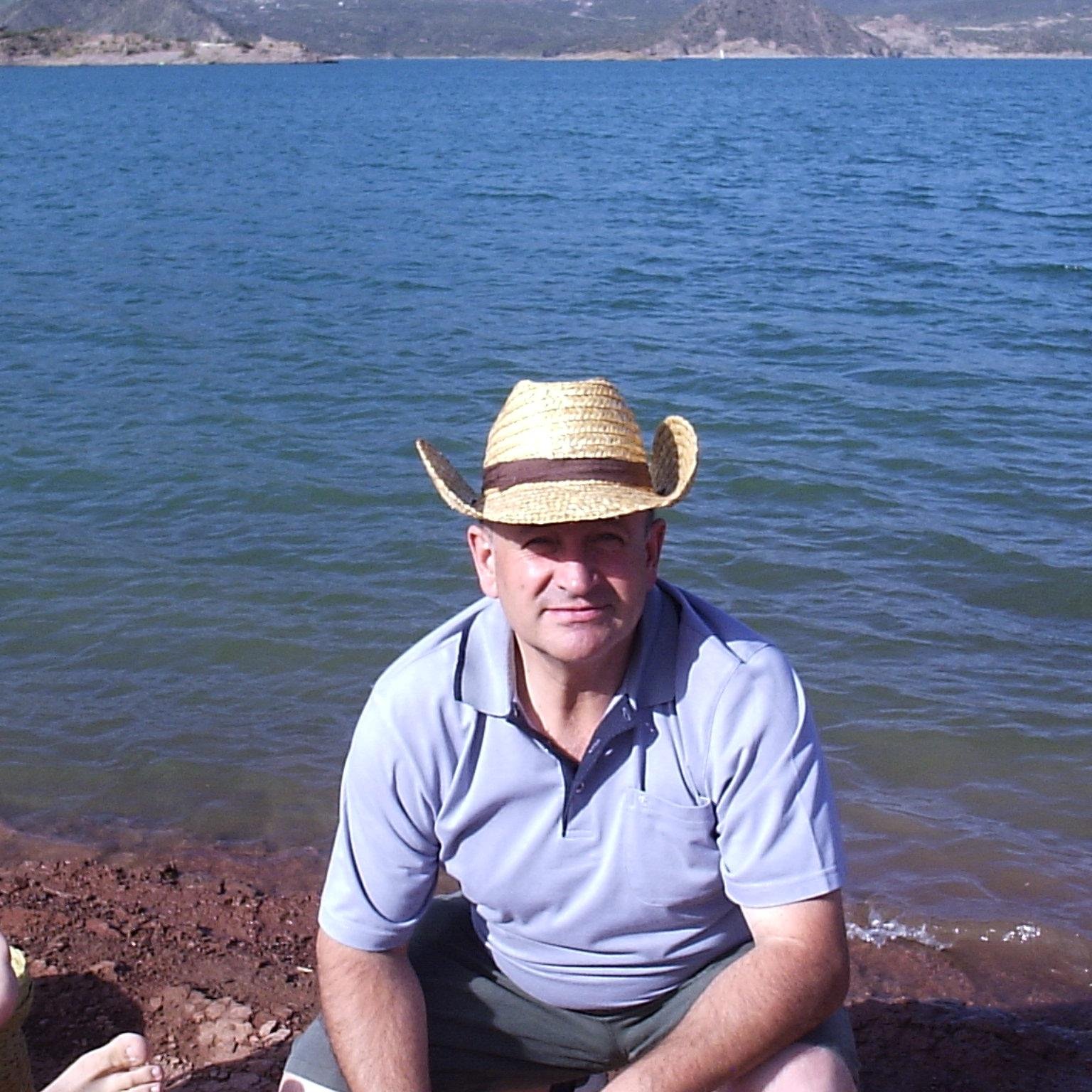 Profesor en Ciencias Sociales, docente, y operador turístico.Administrador de lugares de recreacion y turismo, provincial, nacional e internacional.