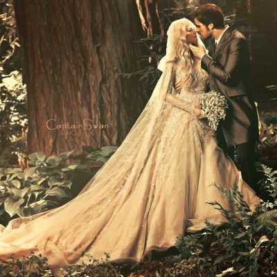 I'm a huge shipper of Captainswan! Even those actors are for Captainswan! That should tell you something.