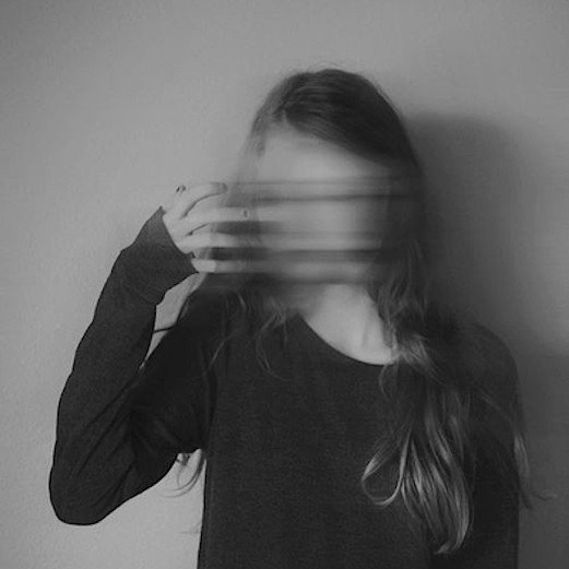 Trovadora cibernética, una poetisa consumida por las metanfetaminas, una puta del siglo XXl, abatida por sus propios demonios. Viviendo en sombras.