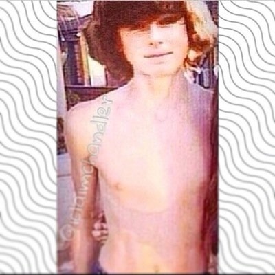 I LOVE chandler riggs hes my babe and hes mine not yours  he loves me ans i love him we make a good couple  and i met my babe june 14th the walking dead