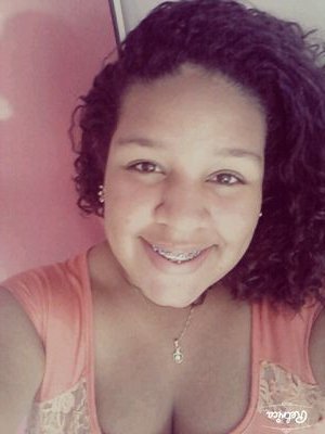 Gosto de cantar, passear com amigos, sou bem caseira, amo assistir rebeldes. Sou extrovertida, palhaça, um pouco simpática e principalmente amo ser quem eu sou.