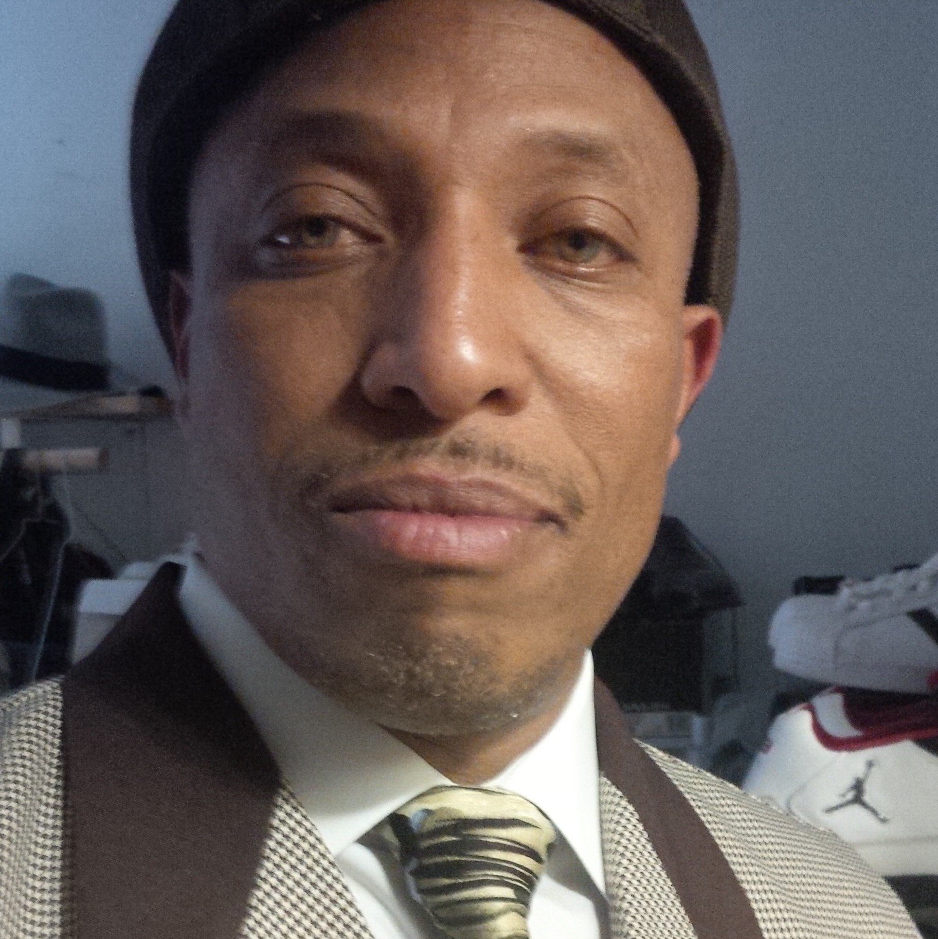 Stationary Engineer. Love working at UIC Chicago. Scratch DJ Academy  graduate 2014. Enjoy driving my Cadillac , Like DJing, and cooking. And God is good.