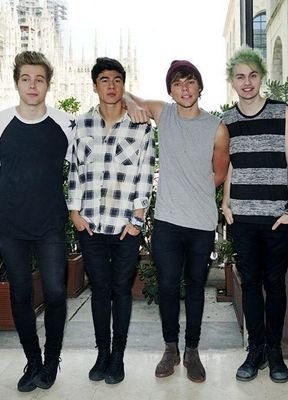nicoleta_5sos's profile picture. Main account @breathforluke                            #bring5sosand1dtogreece