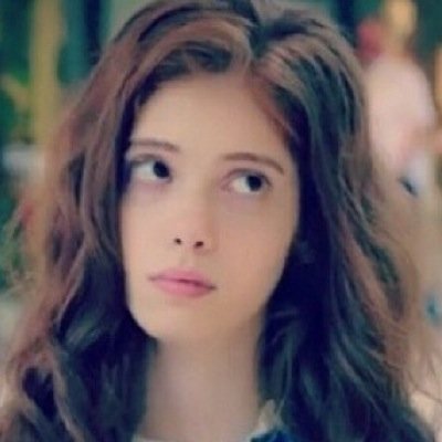 Kafamı Sosyal sitelerinden alamam, şarkı dinlemeden yaşayamam. Gül'ün küçük Kardeşiyim, her ne kadar kafayı yediğimi düşünsenizde Yogamla rahatım✌️