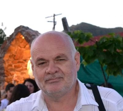 Periodista desde 1979 en varios medios-En 2004,cofunde Periodistas en la red-Ahora largo La Noticia en San Luis