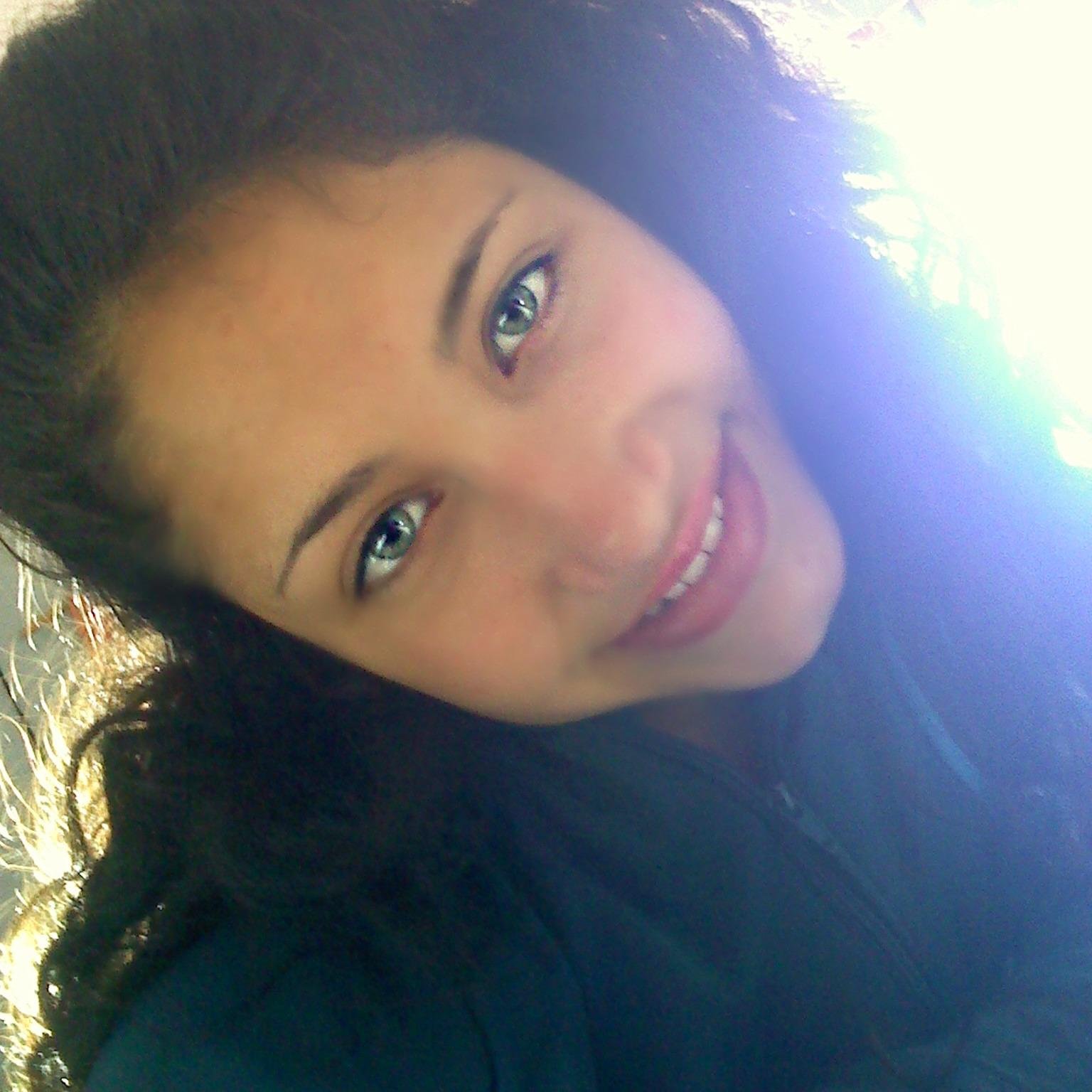 Soy una chica Feliz & contenta de tener a mi novio♥  Contenta de poder Cantar soy una chica que le gusta reir y Pasarla bien