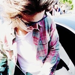 can you follow @assofnarry please? x