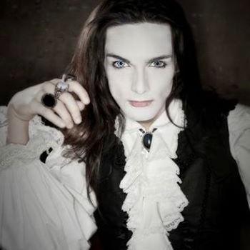 Fantasma desocupado que faz cosplay de mortos famosos, como o Fantasma da Ópera, para ganhar trocados na rua e garantir a sobrevivência no post mortem.